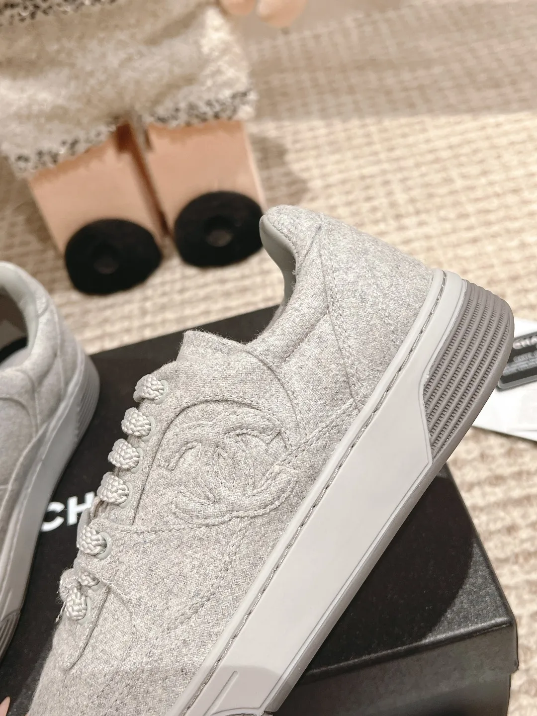 👟👟Ex-factory price 600👟👟 Chanel's new casual sports shoes, top version, incomparably beautiful and easy to wear, absolutely fairy style, very lightweight, high-end color matching, durable and versatile, must-have model. Upper: special material plus mud cloth, sheepskin lining, original foot pads, original TPU outsole Size: 35-41